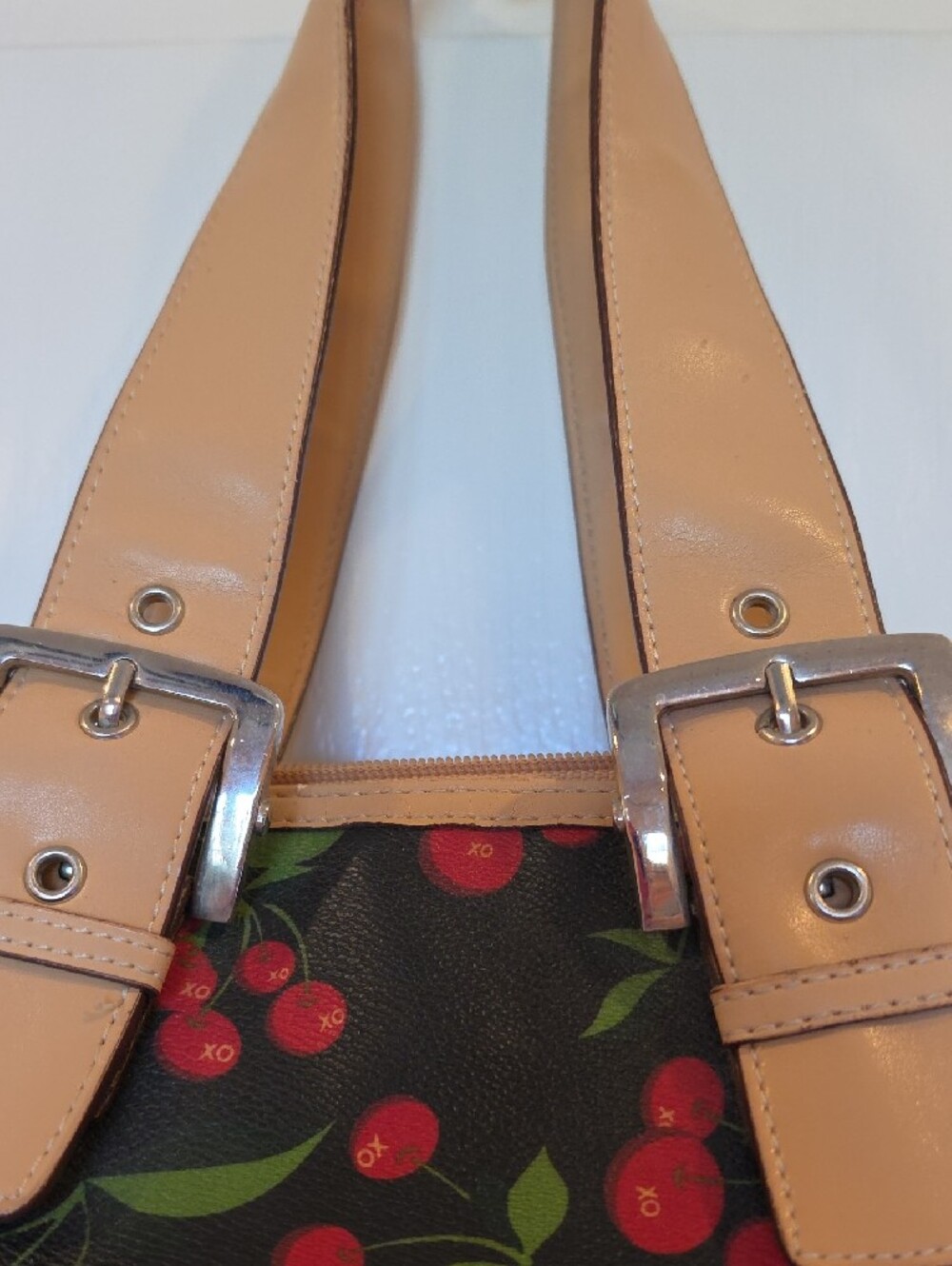 12x6x5" XOXO BRAND, Cherry Print Black & Tan Shoulder Bag W CHAIN ACCENT - Picture 7 of 8